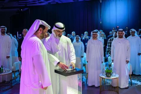 阿布扎比王储兼阿布扎比执行委员会主席Sheikh Khaled bin Mohamed bin Zayed Al Nahyan 殿下与先进技术研究委员会秘书长Faisal Al Bannai阁下共同启动AI71（照片：AETOSWire) 