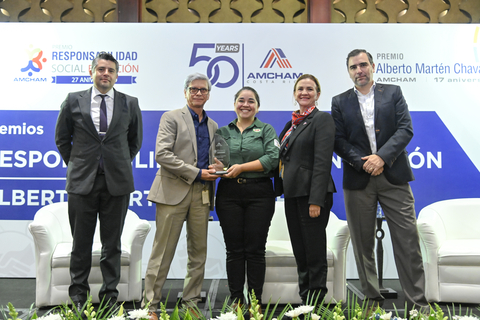 Pictured from left: Cristian Rucavado, Vice Minister of Economy, Industry and Commerce, Government of Costa Rica; Manuel Rojas, Training Specialist, Dole/Standard Fruit Company of Costa Rica; Raquel Alfaro, Social Welfare Supervisor, Dole/Standard Fruit Company of Costa Rica; Silvia Castro, President, AmCham; Juan Carlos Chavarría, Vice President, AmCham. (Photo: Business Wire)