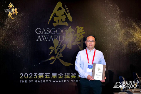 Xiangqing Bai, engineering manager, Eaton’s Mobility Group China, accepts the Gasgoo award for Eaton’s heavy-duty four-speed electric vehicle transmission. (Photo: Business Wire)
