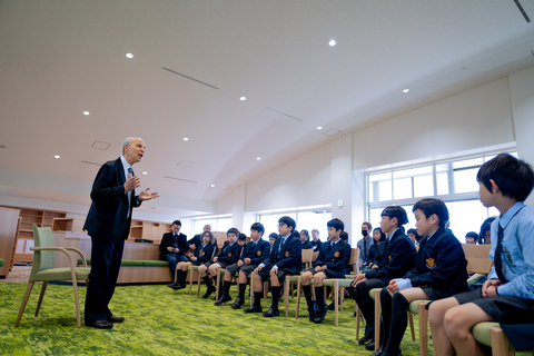 Professor Kornberg engages with primary pupils in the masterclass, discussing what it means to be a scientist, the importance of DNA, and the connection between DNA and family. The pupils are fully engaged, asking thoughtful questions on these fascinating subjects.