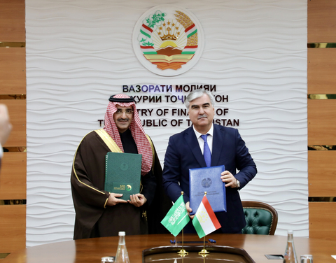 SFD首席执行官Sultan Al-Marshad阁下与塔吉克斯坦财政部长Kahhorzoda Fayziddin阁下签署1亿美元发展贷款协议。(照片：AETOSWire) 
