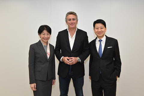 Ms. Vivian Sum, Commissioner for Tourism (left) and Dr. Pang Yiu-kai, Chairman of HKTB (right) welcomed Mr. Alejandro Agag, Chairman and co-founder of E1 (middle), for bringing the first-ever UIM E1 World Championship to Hong Kong (Photo: Hong Kong Tourism Board)
