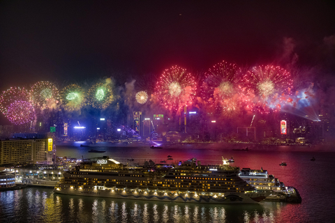 German cruise liner AIDAbella revisited Hong Kong after four years. More than 2,000 visitors from Germany, Italy, Netherlands, Austria, Bulgaria and other markets experienced the countdown festivity of Hong Kong and admired the fireworks close-up on board, being blown away by the magnificence and grandeur of the performance. (Photo: Hong Kong Tourism Board)