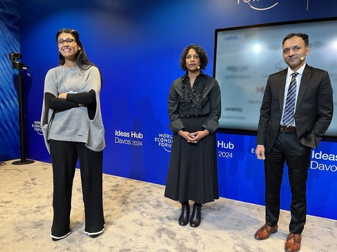 HCLTech董事长Roshni Nadar Malhotra（左）与两位水创业者出席2024年世界经济论坛（照片：美国商业资讯） 