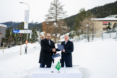 在瑞士达沃斯举行的2024年世界经济论坛年会上，沙特阿拉伯经济和规划部长Faisal F. Alibrahim阁下与经合组织秘书长Mathias Cormann签署了扩大沙特阿拉伯与经合组织间合作的协议。（照片：AETOSWire） 