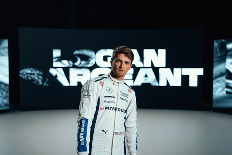 Williams Racing 的 F1 賽車手 Logan Sargeant 穿著繡上 Komatsu 標誌的 2024 年車隊賽車服。(照片:美國商業資訊)