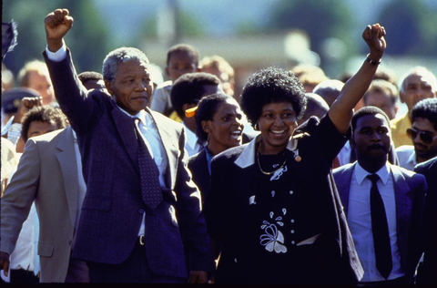 1990 年 2 月 11 日，南非，Nelson & Winnie Mandela 从监狱中获释。照片由 Pool BOUVET/DE KEERLE/Gamma-Rapho 通过 Getty Images 拍摄。 