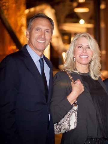 Schultz Family Foundation 联合创始人 Howard & Sheri Schultz（照片：美国商业资讯） 
