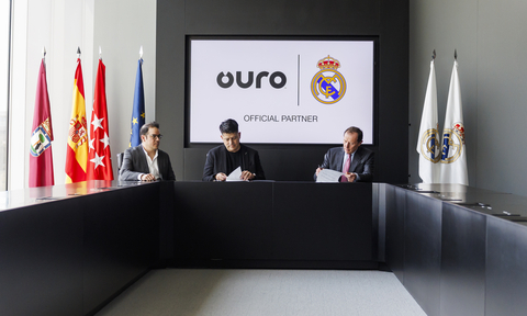 Ouro公司创始人Bertrand Sosa和Roy Sosa以及Real Madrid机构关系总监Emilio Butragueño出席4月15日在马德里举行的签约仪式。(照片：美国商业资讯）