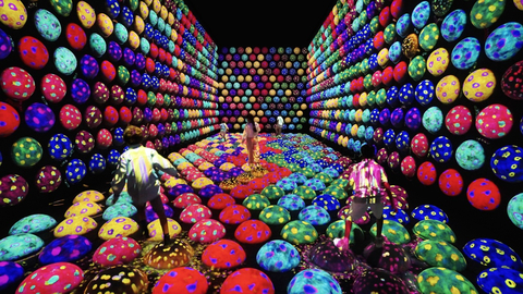 teamLab,毛毛虫之家的快速旋转弹跳球,供图:teamLab Borderless, Jeddah (c) teamLab