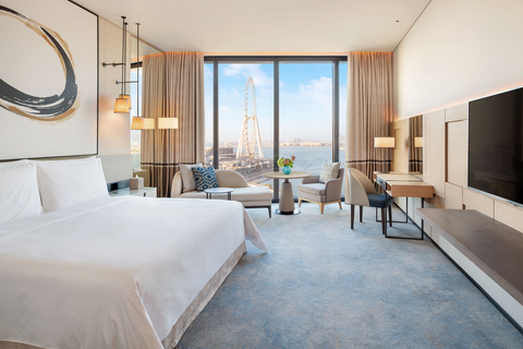 入住迪拜Address Beach Resort度假酒店,享受全世界最高的室外无边际泳池贵宾会所客房权益(照片:AETOSWire)