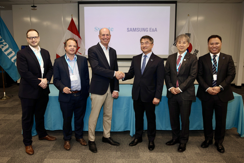在加拿大不列颠哥伦比亚省本拿比举行的Svante盛大开业活动期间,SAMSUNG E&A和Svante的领导人在一场非公开签约仪式上签署了联合开发协议。两家公司携手合作,共同为全球工业设施开发和交付模块化、标准化的碳捕集工厂。左起:Svante Group首席营收官Matt Stevenson、Svante解决方案与数字服务总裁Mark Claessen、Svante Group总裁兼首席执行官Claude Letourneau、SAMSUNG E&A首席执行官兼总裁Hong Namkoong、SAMSUNG E&A可持续解决方案部门主管Sean Chung、SAMSUNG E&A可持续解决方案副总裁Wonsik Cho。
