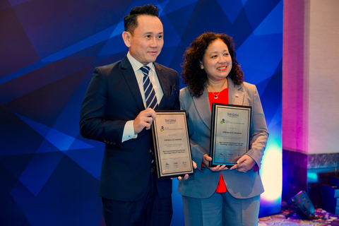 From left to right - Leslie Choo, Senior Vice President, Managing Director – APAC, ACI Worldwide | Ros Aziah, Group Chief Technology Officer, CIMB Bank