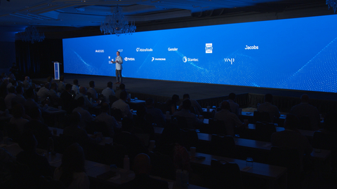 BST Global 首席执行官 Javier A. Baldor 正式启动 AI 峰会第一天的会议，分享他对 AEC 行业及全球发展趋势的深刻见解，提出 AI 与大数据将改变行业格局的三大关键路径，并提供了独家最新研究来佐证他的研究成果。（图片：BST Global）