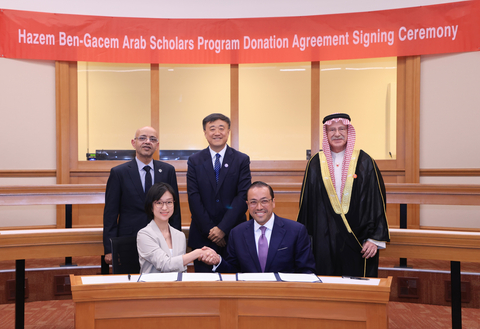 后排左起：阿拉伯联盟北京代表团团长Ahmed Fahmy、清华大学副校长杨斌教授、巴林驻华大使Mohamed Shaikho博士/前排：清华大学教育基金会副秘书长任艺林；BlueFive Capital创始人兼首席执行官Hazem Ben-Gacem（照片：AETOSWire） 