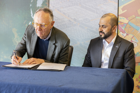 Esri总裁Jack Dangermond与Space42首席执行官Hasan Al Hosani在Esri用户大会上签署谅解备忘录。