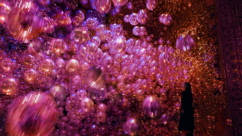 Even if individual elements are separated in space and time, when a structural order appears among them, the elements transcend space and time and form a single entity. Despite significant changes in shape or size on the surface, or even if all of the elements are replaced, the single existence will be maintained. This spatiotemporal existence is part of the whole, it appears from the whole, and is returned to it. It is a living universe - a biocosmos. (teamLab, Morphing Continuum © teamLab)