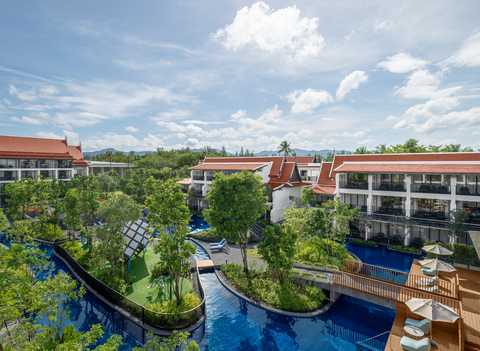 该度假村拥有东南亚最长的户外泻湖泳池。照片展示的是 JW Marriott Khao Lak Resort & Spa。