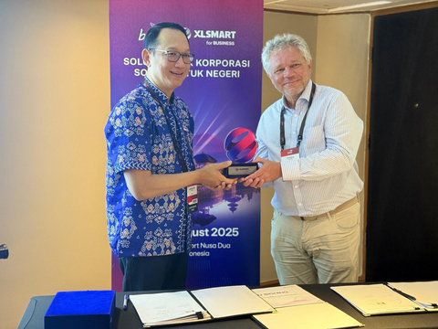 左起:XLSMART董事兼首席企业业务与战略关系官Andrijanto Muljono;iBASIS首席执行官Patrick George