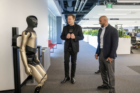 H.E. Abdulla bin Mohammed bin Butti Al Hamed, Chairman of the UAE Media Council and Chairman of BRIDGE, meets Elon Musk, CEO of X, SpaceX, Tesla, and Starlink, at Tesla Headquarters in Palo Alto, California (Photo: AETOSWire)