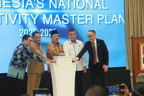 Formal joint launching moment of the National Productivity Master Plan (MPPN) 2025–2029 by Vice Minister Febrian Alphyanto Ruddyard (left), Minister Tito Karnavian (second from left), Minister Pambudy (center), Minister Yassierli (second from right), and APO Secretary-General Dr. Indra (right).