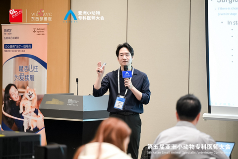 NAMF会长Eom Taeheum博士以“犬二尖瓣关闭不全的根治性治疗:心脏直视手术概述与临床病例”为题发表深度演讲。(照片:NEL动物医学基金会)