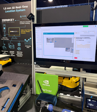 ZeroKey于美国伊利诺伊州罗斯蒙特举办的The ASSEMBLY Show上正式发布搭载Quantum RTLS™的全新平台OmniVisor AI™。该平台将毫米级精度的三维定位数据与自主智能AI相融合,为工厂带来实时智能决策能力。(照片来源:ZeroKey)