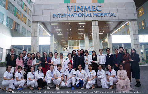 Nguyen Thanh Liem教授是越南河内Vinmec国际医院干细胞与基因技术研究所所长,他带领团队成功从日本引进自体免疫增强疗法(AIET)技术,并证实该疗法作为辅助手段与标准治疗方案结合时,在多种癌症治疗中具有安全性和有效性。Liem教授是知名儿科外科医生、再生医学领域先驱,曾获多项殊荣,包括2018年《日经亚洲评论》科学技术奖、胡志明奖、劳动英雄勋章和越南人才奖。2025年,他被美国斯坦福大学某研究团队评选为“全球最具影响力科学家”之一。出于改善癌症患者生活质量的热忱,Liem教授于2018年成功将AIET疗法引入越南——该技术由日本GN Corporation转让,并由Nichi-In再生医学中心(NCRM)提供技术支持。