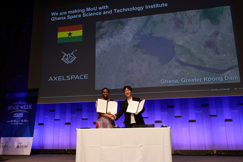 Genevieve Edna Apaloo, Ambassador Extraordinary and Plenipotentiary of the Republic of Ghana to Japan and Yuya Nakamura, President and CEO, Axelspace at the signing ceremony on stage at NIHONBASHI SPACE WEEK 2025