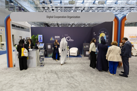 数字合作组织《2025数字经济导航》报告指出：全球五分之四人口享有数字访问服务。（图片来源：AETOSWire） 