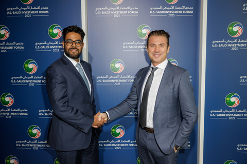 （左起）Luma AI執行長Amit Jain與HUMAIN執行長Tareq Amin在華盛頓特區舉行的美沙投資論壇上。Luma AI在論壇上宣布完成9億美元C輪融資，並就「光環計畫」展開合作。這個位於沙烏地阿拉伯的2GW AI超叢集將為下一代「世界模型」提供支援，並加快多模態AGI的發展進程。