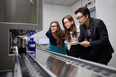 照片来源：IFF——IFF振美基地员工与新型智能配料机器人合影。