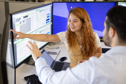 此次合作旨在研发基于智能体AI技术的解决方案，以加速并增强技术专家和决策者的能力。合作双方计划依托SLB的Lumi™数据和AI平台，在安全的数字环境中开发并部署一套开放式数据和AI基础设施，将地下勘探、钻井建设和生产环节的相关数据与工作流进行整合。

