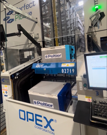 OPEX iBOTs机器人可在Perfect Pick ASRS分拣站高效地运输和处理Peltier冷冻（浅蓝色）和冷藏（深蓝色）储藏袋。