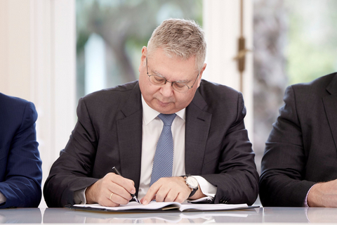 Andreas Shiamishis先生與希臘共和國簽署協議，取得四個海上區塊的油氣探勘和生產特許權。