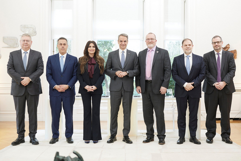 Maximos Mansion活動結束後合影。左起：HELLENiQ ENERGY執行長Andreas Shiamishis先生；環境和能源部長Stavros Papastavrou先生；美國駐希臘大使Kimberly Ann Guilfoyle女士；總理Kyriakos Mitsotakis先生；Chevron全球新業務部副總裁Gavin Lewis先生；HEREMA執行長Aristofanis Stefatos先生；以及環境和能源部副部長Nikos Tsafos先生。