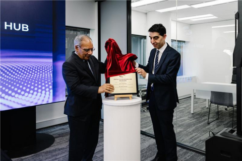 成立仪式现场掠影：[由左至右] ITC Limited农业与IT集团负责人、ITC Infotech副董事长S. Sivakumar先生；就业事务议会秘书、博克斯希尔选区议员Paul Hamer。