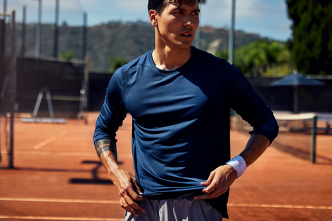 COOLMAX CloakFX™纤维是The LYCRA Company的最新创新产品，有助于通过最大限度减少可见汗渍让衣物看起来更干爽，并提供吸湿排汗功能和清凉的穿着体验。照片来源：The LYCRA Company 