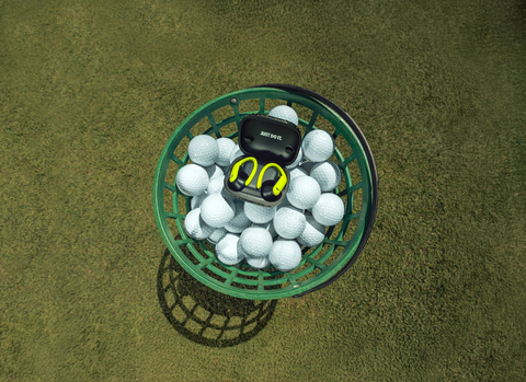 Powerbeats Pro 2配备标志性环绕式耳挂设计，支持自适应主动降噪（ANC）与通透模式，内置运动心率监测功能；搭配充电盒，最长可达45小时电池续航，并具备IPX4级防汗防水性能。