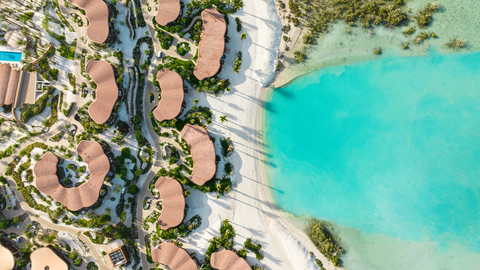Four Seasons Resort and Residences at Shura Island鸟瞰图，酒店坐落于海岸线旁，可一览红海的壮丽景色。 