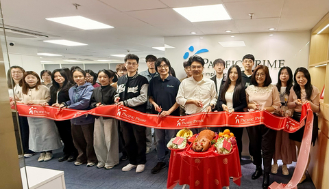 Mr. Kwok-yui Chung, CEO of Kwiksure, celebrates the expansion of the Guangzhou office.