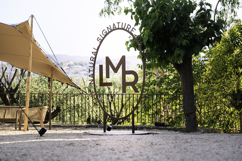 在 Domaine des Naturels LMR，研发团队持续开展天然植物新品种、植物育种、栽培技术及生产工艺等领域的创新研究。