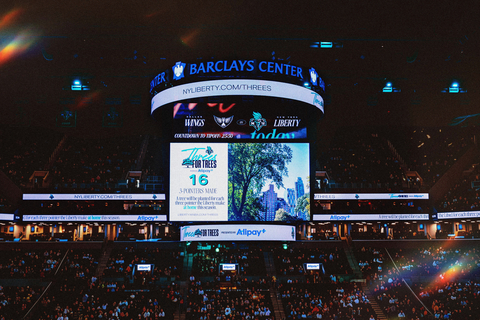Alipay+ launched the “Threes for Trees” Sustainability Moment at the Barclays Center on May 24 to engage fans with the ESG-focused tree-planting initiative.