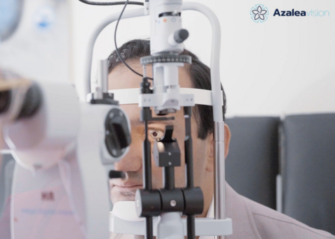 Azalea Vision Co-founder and CTO Andrés Vásquez Quintero undergoing an on-eye evaluation of the ALMA smart contact lens.