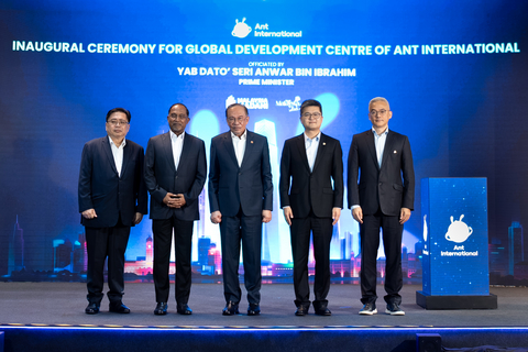 L to R: Datuk Fabian Bigar, Secretary General to Ministry of Digital, YB Senator Dato' Seri DiRaja Dr. Zambry bin Abd Kadir, Minister of Higher Education, YAB Dato' Seri Anwar Bin Ibrahim, Prime Minister of Malaysia, Cyril Han, CEO of Ant Group, Peng Yang, CEO of Ant International