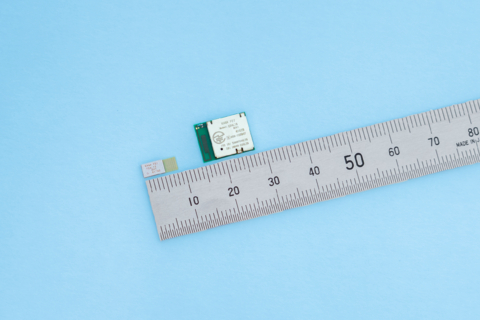 ES4L15MA1（左）與 EC4L15MA1（右）樣品模組

