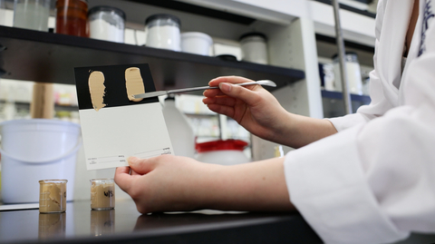 研究人员在开展色彩科学研究过程中对不同粉底色号进行评估。