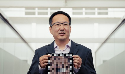 利兹大学色彩与成像科学教授Kaida Xiao博士手持色卡。