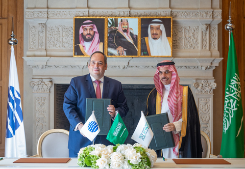 签约仪式现场，沙特阿拉伯王国外交大臣Faisal bin Farhan Al Saud亲王殿下与国际展览局秘书长Dimitri S. Kerkentzes。

