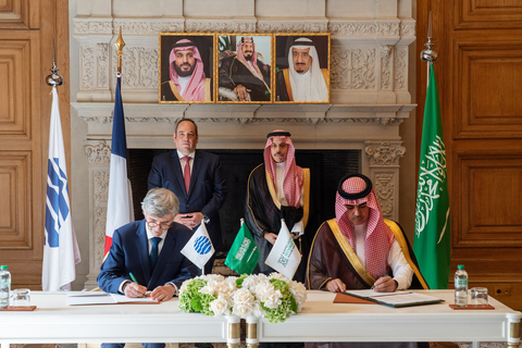 签约仪式在巴黎举行，沙特阿拉伯王国外交大臣Faisal bin Farhan Al Saud亲王殿下与国际展览局（BIE）秘书长Dimitri S. Kerkentzes出席仪式。2030年利雅得世博会首席执行官Talal Al-Marri与法国国际展览公司（COFREX）董事长Jacques Maire签署了《参展合同》。